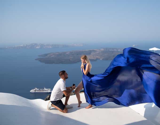 Santorini: Proposal Photoshoot l Private Entry to blue Dome - What the 30-minute session really gives you