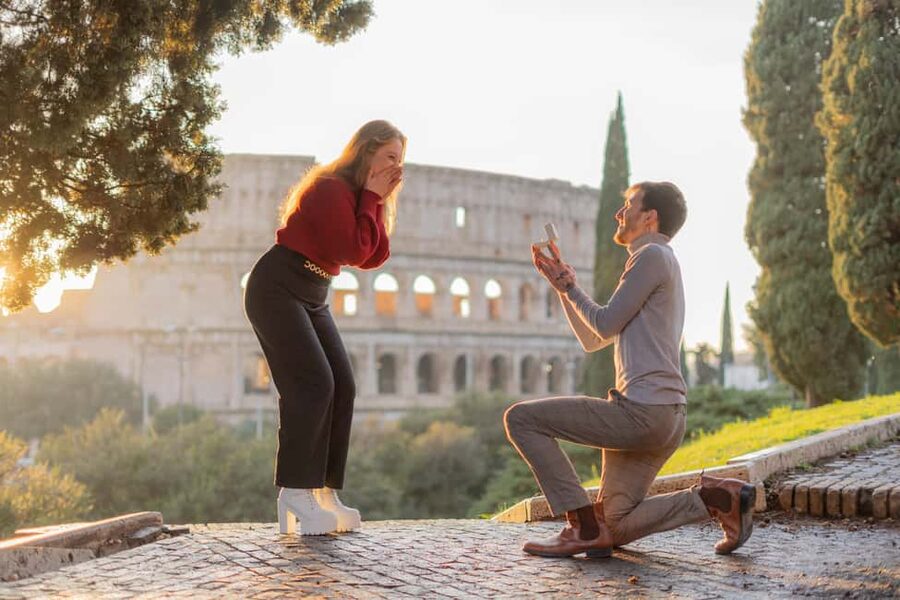 Secret Proposal Photoshoot in Rome + Reel - A discreet style that helps nervous couples