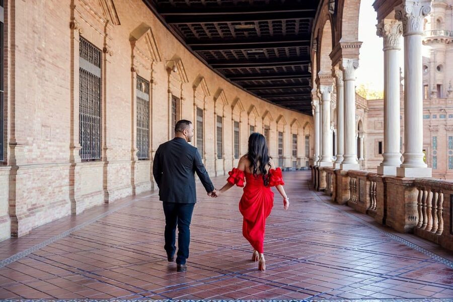 Seville: Romantic photoshoot for Couples - Why Professional Posing Makes a Difference