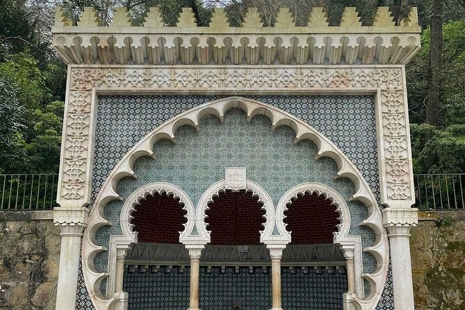 Sintra Walking Tour: Romantic Village & Palaces - Hotel Lawrence and Sintra’s literary atmosphere