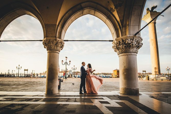 Sunrise Couple Photoshoot Tour - Why sunrise works so well in Venice