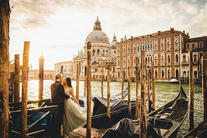Sunrise Couple Photoshoot Tour - From famous square to quieter Venetian lanes