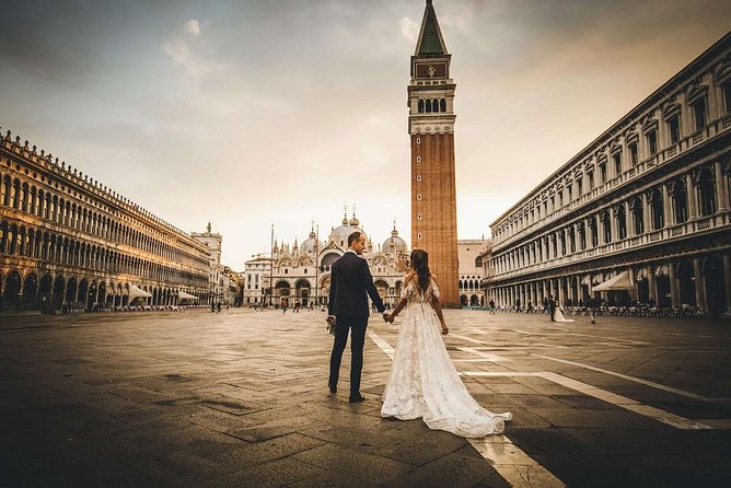 Sunrise Couple Photoshoot Tour - Starting beside St. Mark’s Basilica