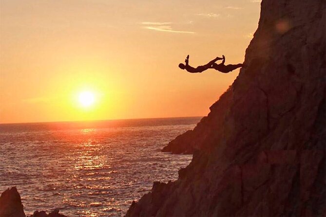 Sunset Dinner and Cliff Divers in Acapulco - Dinner, drinks, and the evening pace
