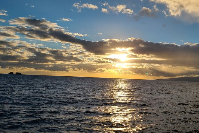 Sunset Dinner Cruise in Honolulu, Hawaii - The two-hour route from Ala Moana to Diamond Head