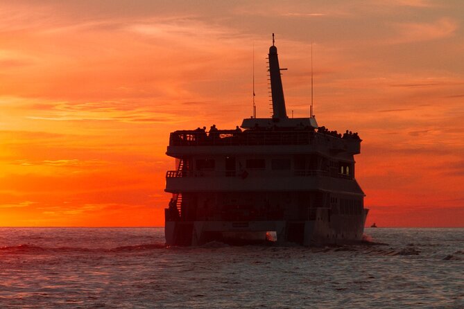 Sunset Dinner Show Cruise Tour in Cabo San Lucas - El Arco and the sunset from the water