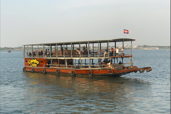 Sunset & Evening Dinner Cruise With One Way Free Pick Up - Cruising past the Royal Palace