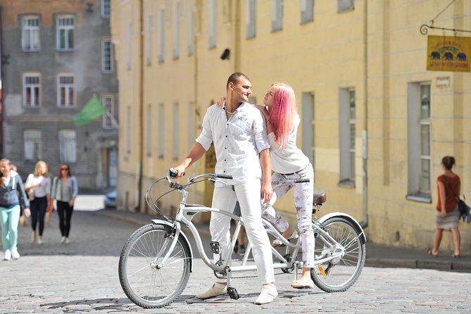 Tallinn 1 Hour Romantic Photo Tour - What happens in Tallinn Old Town