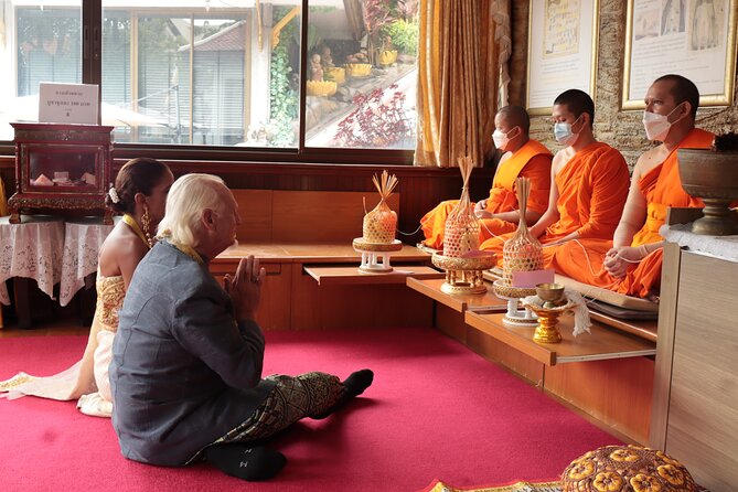 Thai Wedding ceremony (Bangkok) - Getting ready in Thai costume and jewelry