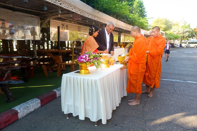 Thai Wedding ceremony (Bangkok) - Adding the Thai water ceremony for family and friends