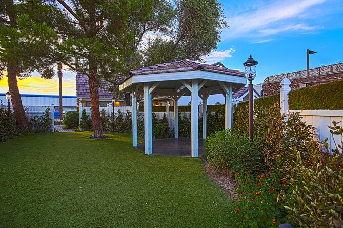 Traditional Las Vegas Wedding Package - Arriving at Chapel of the Flowers