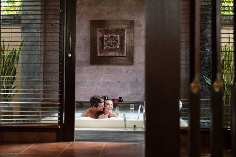 Ubud: Couple Spa Treatment with Bath Ritual & Sparkling Wine - Choosing an organic body scrub