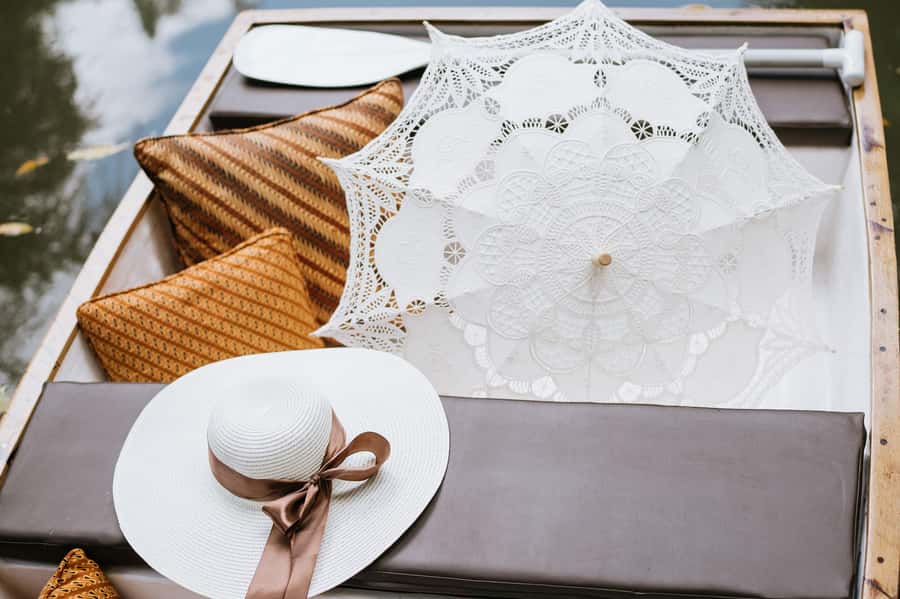 Ubud: Romantic Picnic on a Wooden Boat with Sparkling Wine - A quiet hour on Dua Dari’s lake