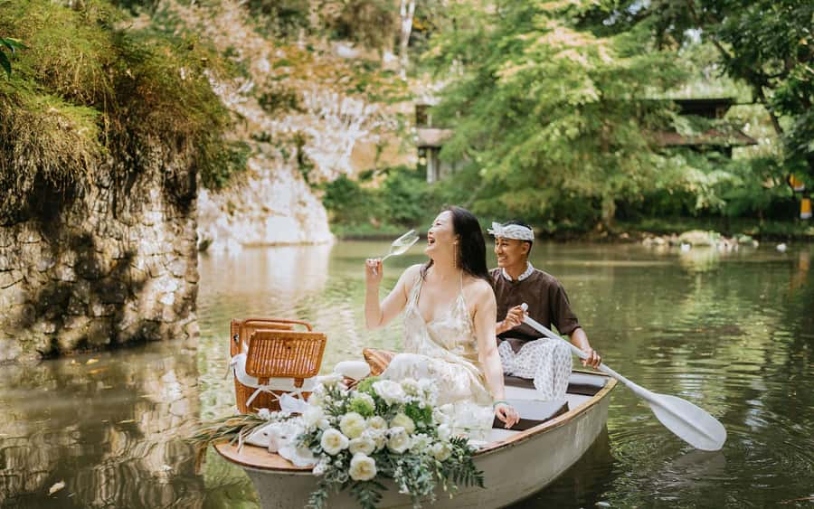 Ubud: Romantic Picnic on a Wooden Boat with Sparkling Wine - What the one-hour boat picnic includes