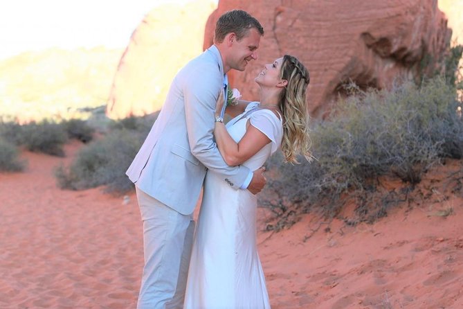 Valley of Fire Wedding by Private Limousine - Champagne, flowers, and the small wedding extras