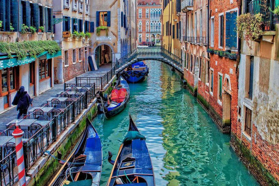 Venice: Romantic Gondola tour and Dinner for two - Who will enjoy this evening most