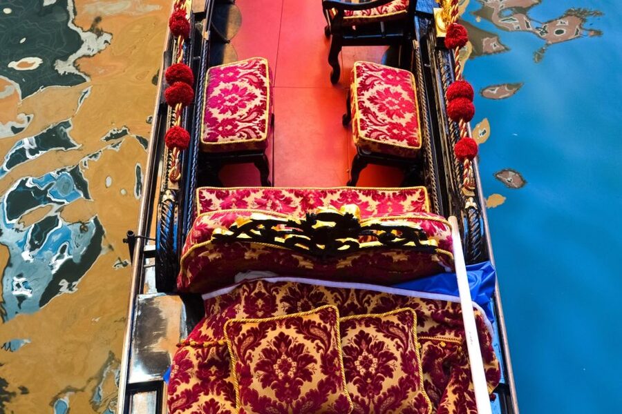 Venice: Romantic Gondola tour and Dinner for two - A private gondola ride through old Venice