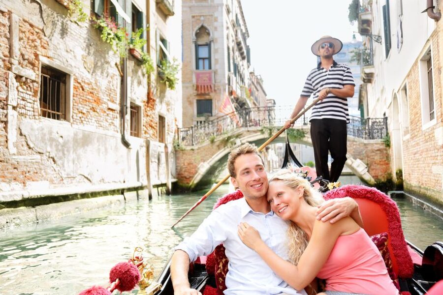 Venice: Romantic Gondola tour and Dinner for two - Landing at Santa Maria del Giglio