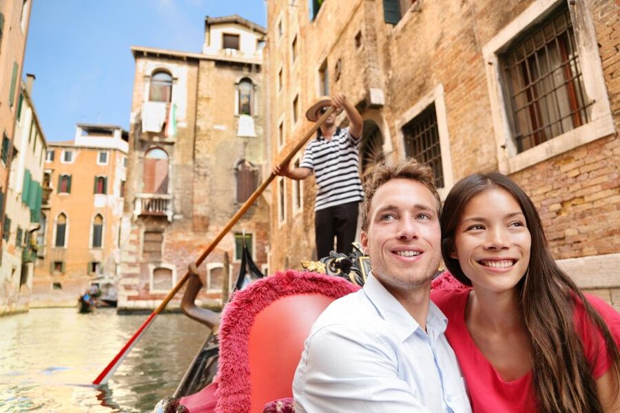 Venice: Romantic Gondola tour and Dinner for two - What the available feedback tells you