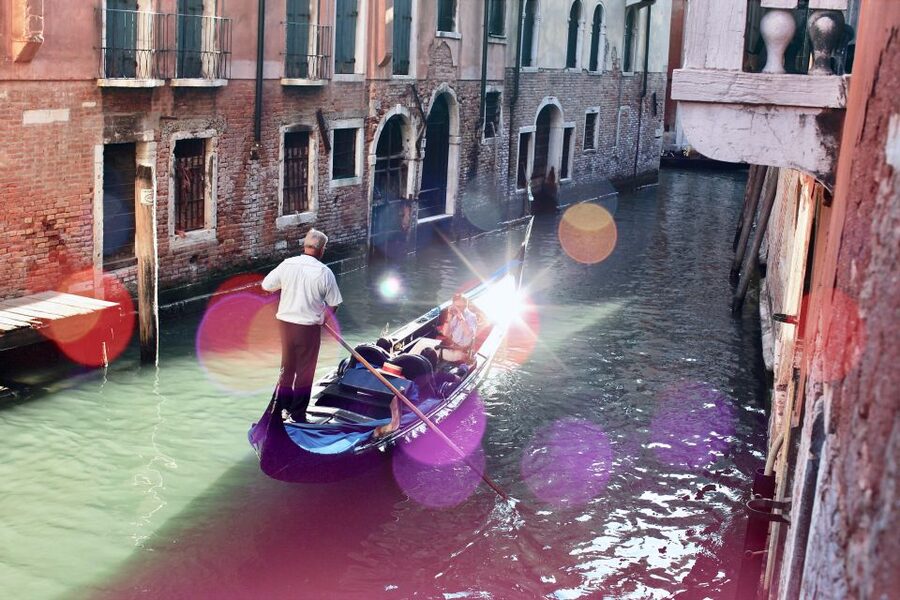 Venice: Romantic Gondola tour and Dinner for two - Clothing, access, and practical details