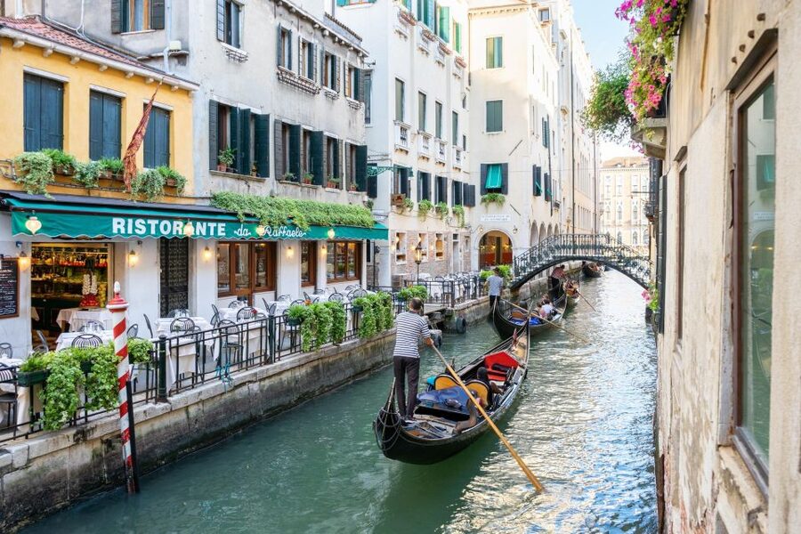 Venice: Romantic Gondola tour and Dinner for two - Why the private format matters
