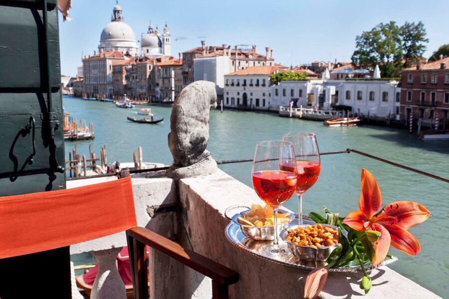 Venice: Romantic Palace Dinner and Private Gondola Ride - A gondola start at Campo Santa Maria del Giglio