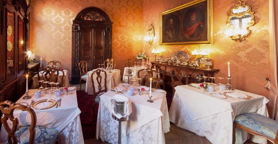 Venice: Romantic Palace Dinner and Private Gondola Ride - Arriving at Palazzetto Pisani