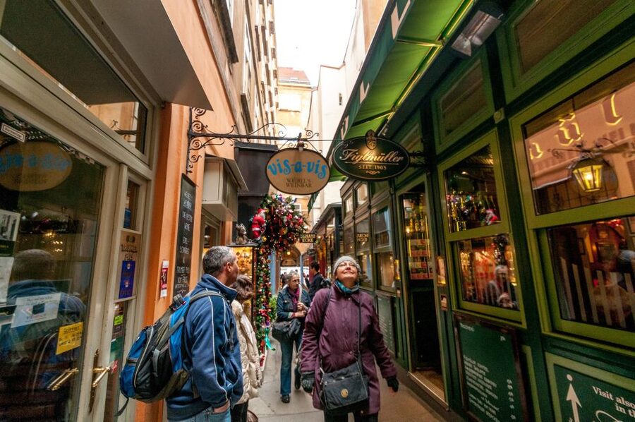 Vienna: Romantic Old Town 2-Hour Discovery Tour - From Gothic towers to Art Nouveau facades