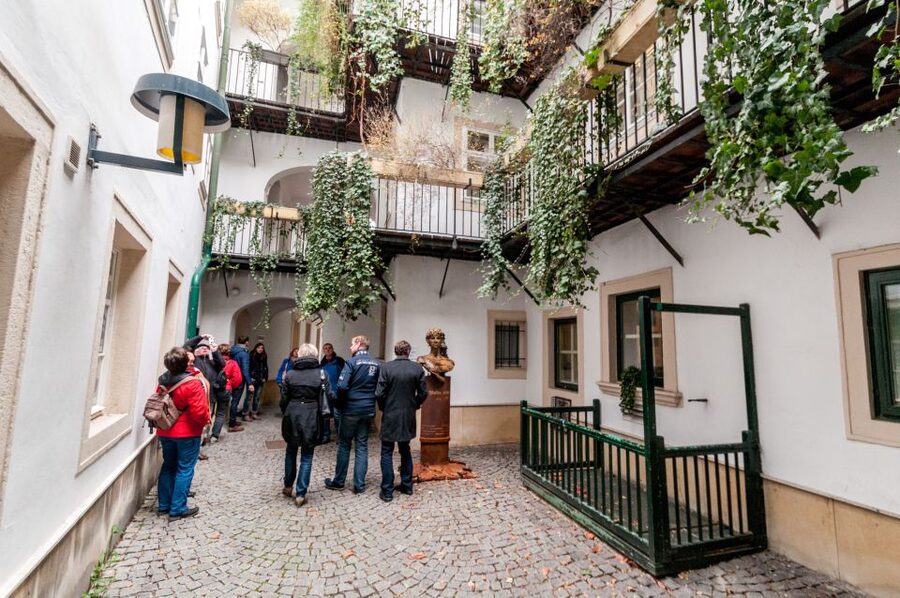 Vienna: Romantic Old Town 2-Hour Discovery Tour - A private tour with room for questions