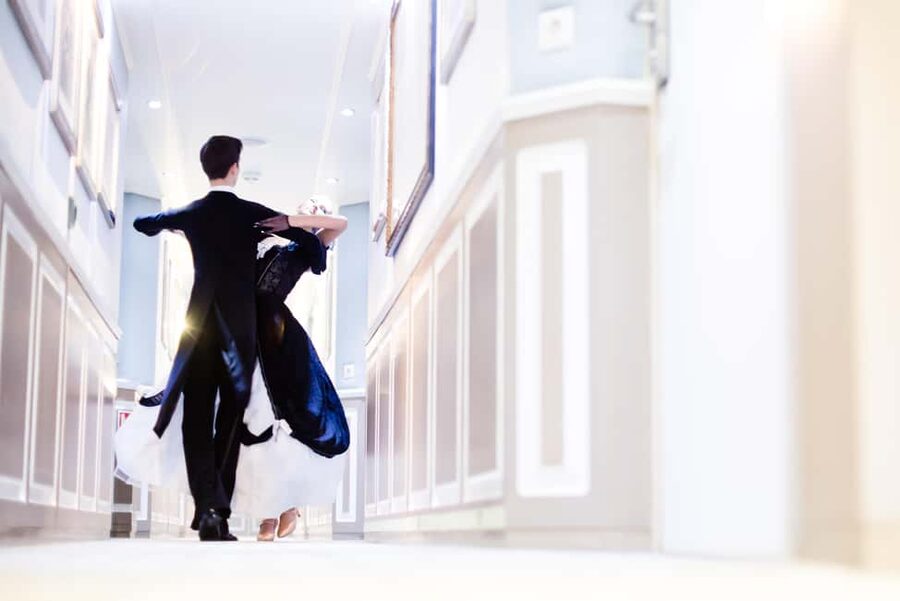 Vienna: Viennese Waltz Beginner Workshop for Couples - Who should book this Vienna dance experience?